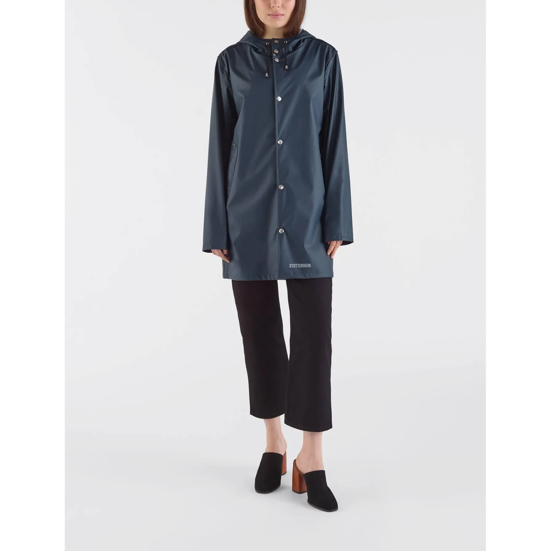 Stutterheim Stockholm Lightweight Raincoat Unisex Navy | Buy Stutterheim Stockholm Lightweight Raincoat Unisex Navy here | Outnorth