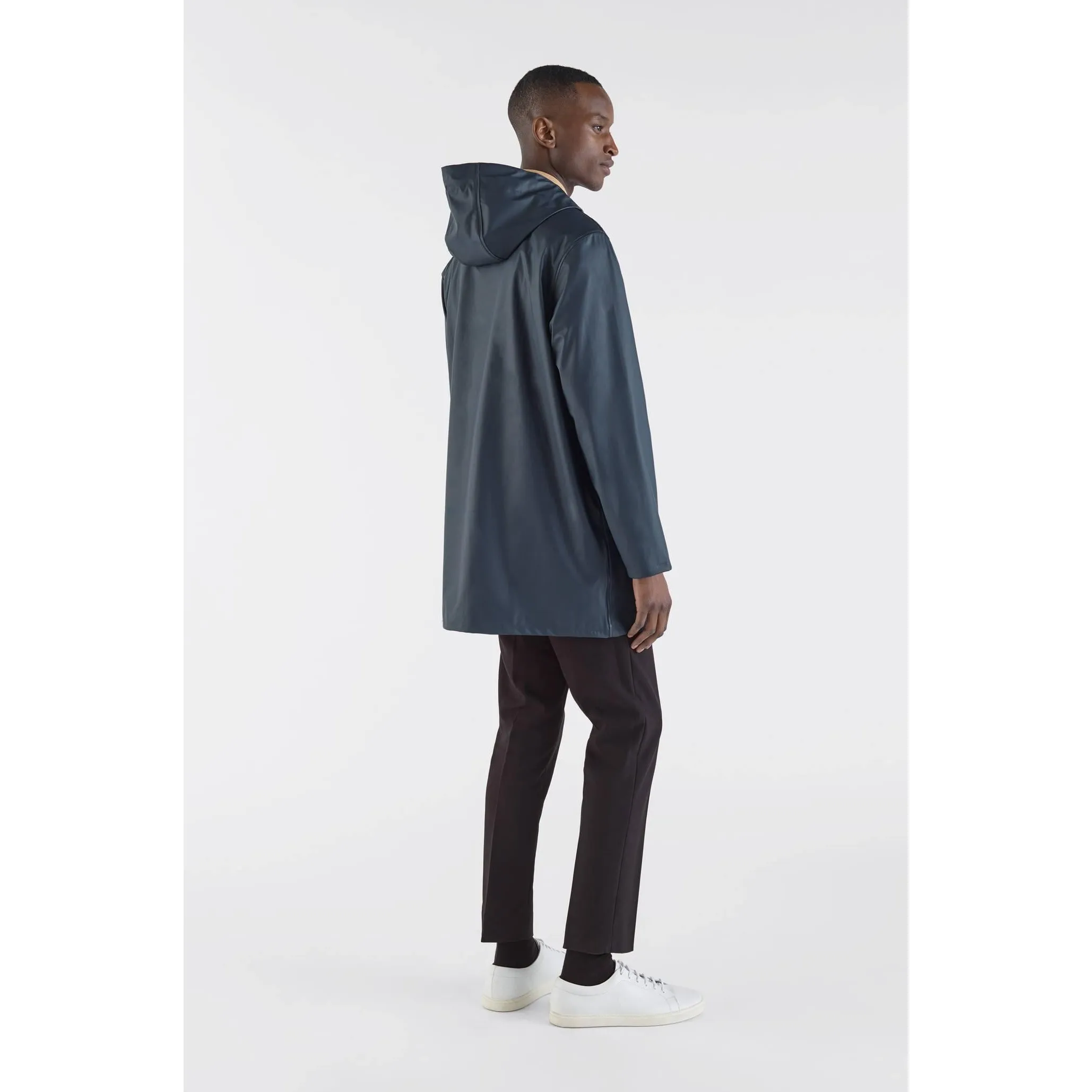 Stutterheim Stockholm Lightweight Raincoat Unisex Navy | Buy Stutterheim Stockholm Lightweight Raincoat Unisex Navy here | Outnorth